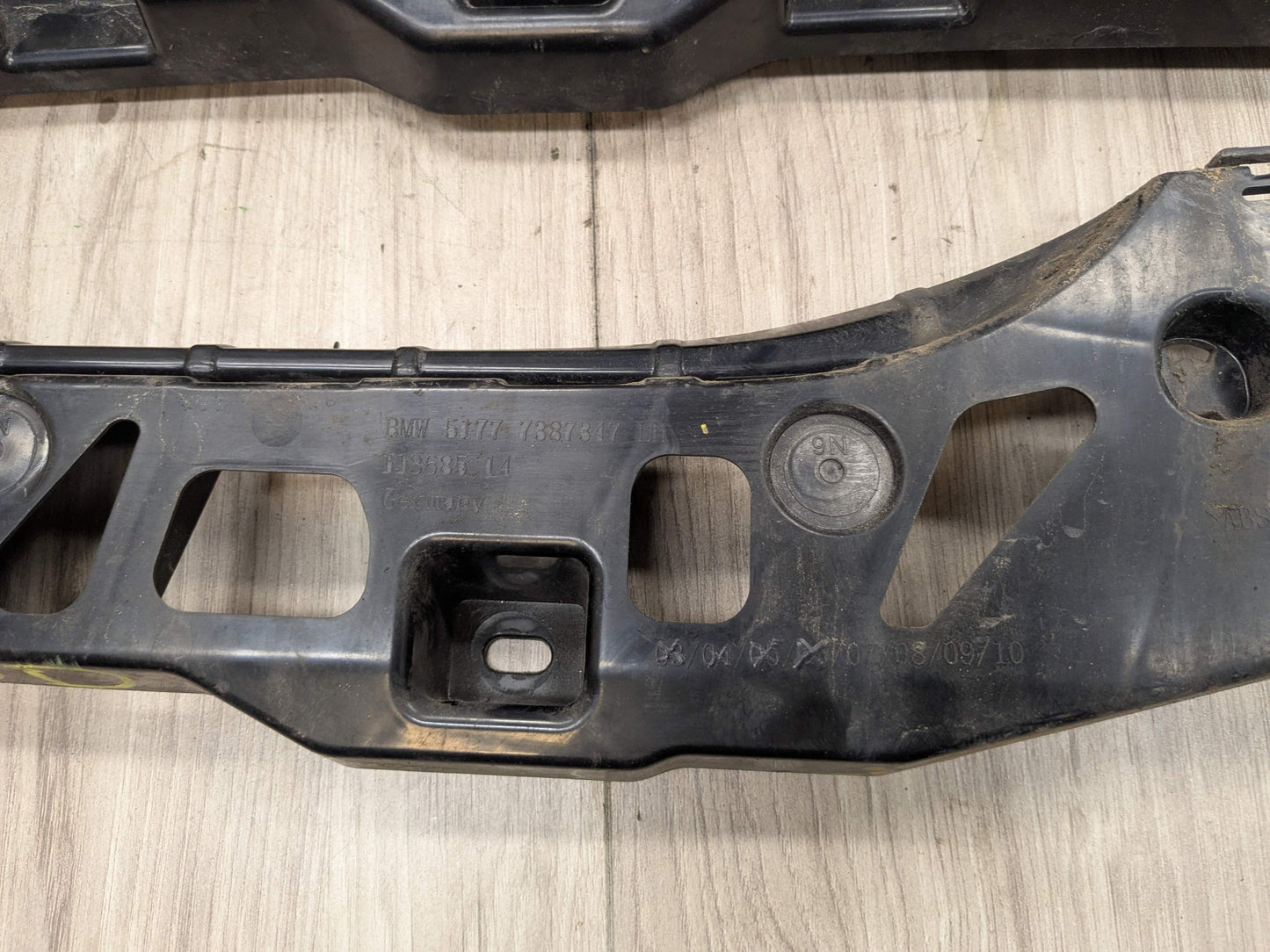 17-23 OEM BMW G30 F90 M5 Left Driver Side Skirt Rocker Panel Bracket SET