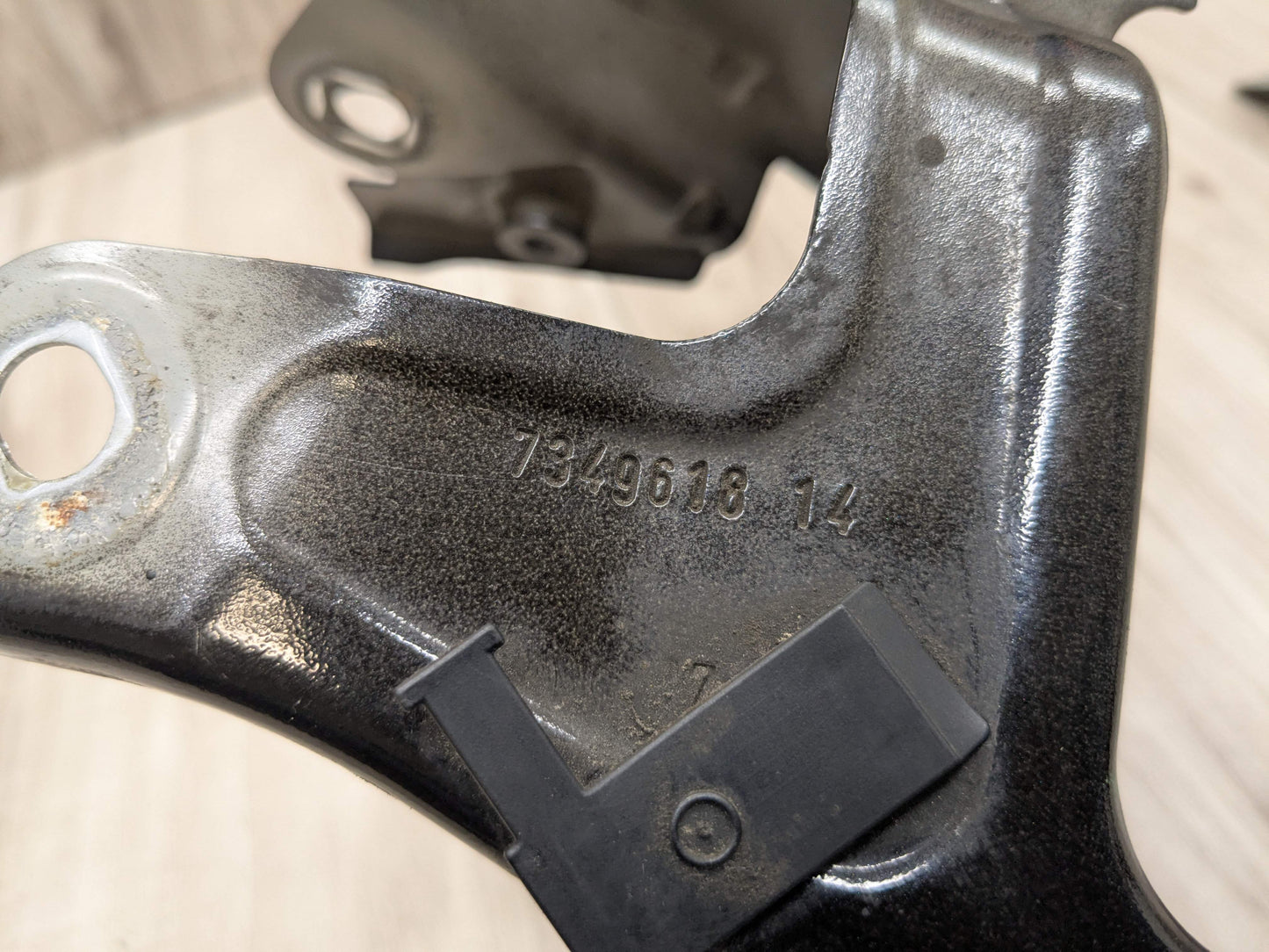 OEM BMW F90 G30 530 540 M550 M5 Front Right Passengers Fender Holder Bracket SET