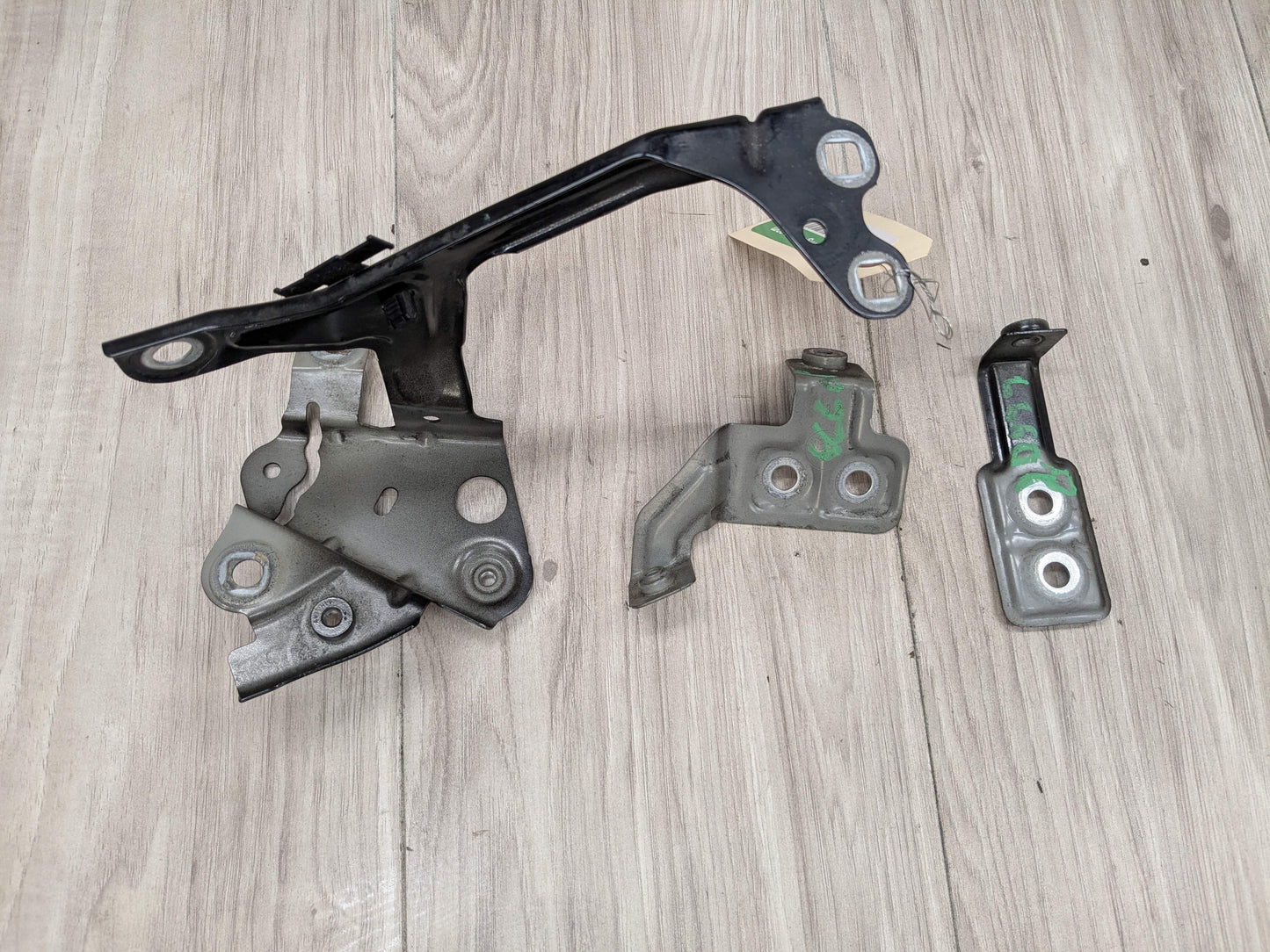 OEM BMW F90 G30 530 540 M550 M5 Front Right Passengers Fender Holder Bracket SET