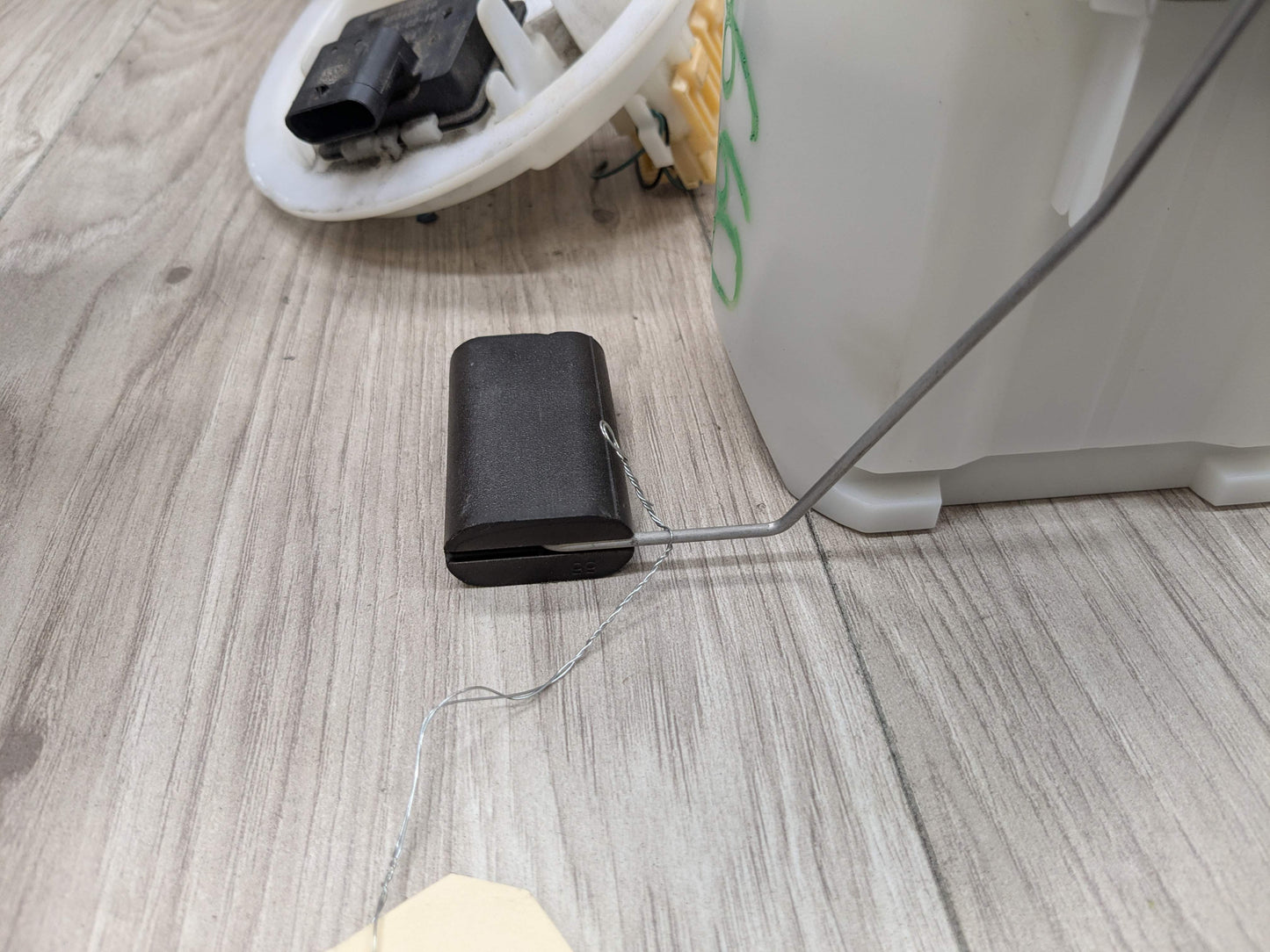 18-20 OEM BMW G30 M550iX Engine N63R Gas Tank Mount Fuel Pump w/ Sending Unit