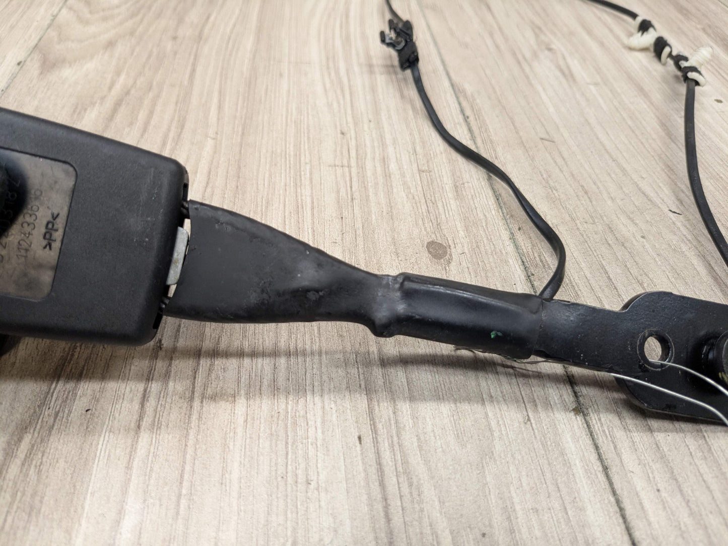 OEM BMW F90 G11 G12 G30 530 540 M550 750 M5 Front Left or Right Seatbelt Buckle