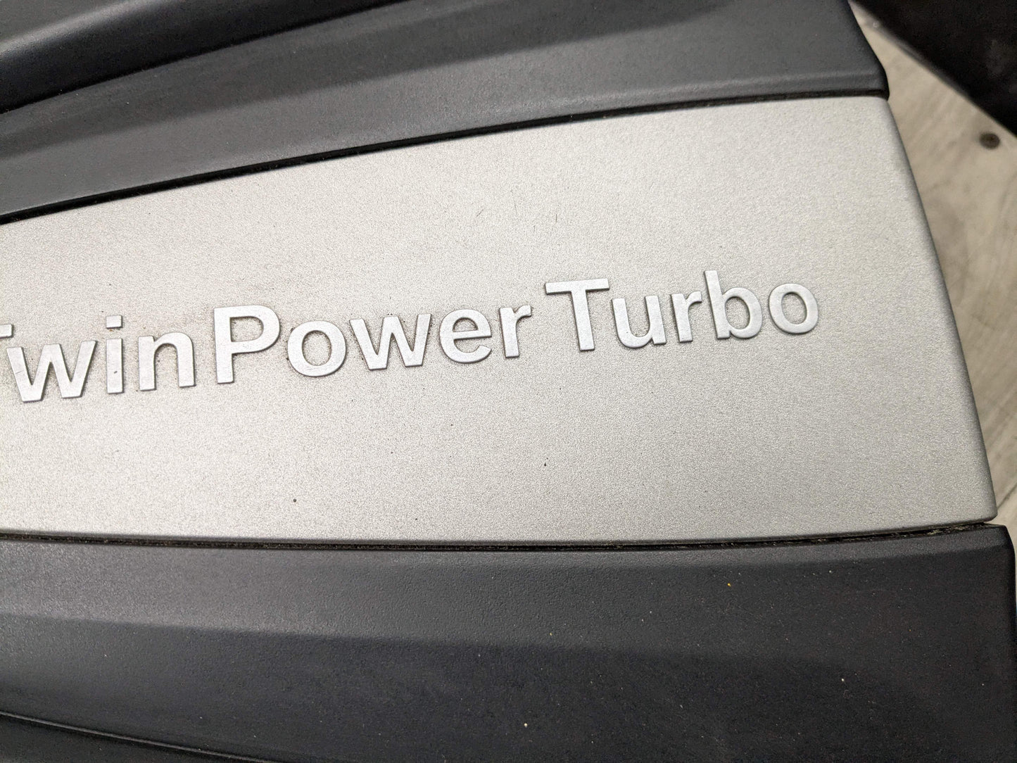 OEM BMW F15 F16 X5 50iX Engine Cover Head Cylinder Ignition Coil Covering N63