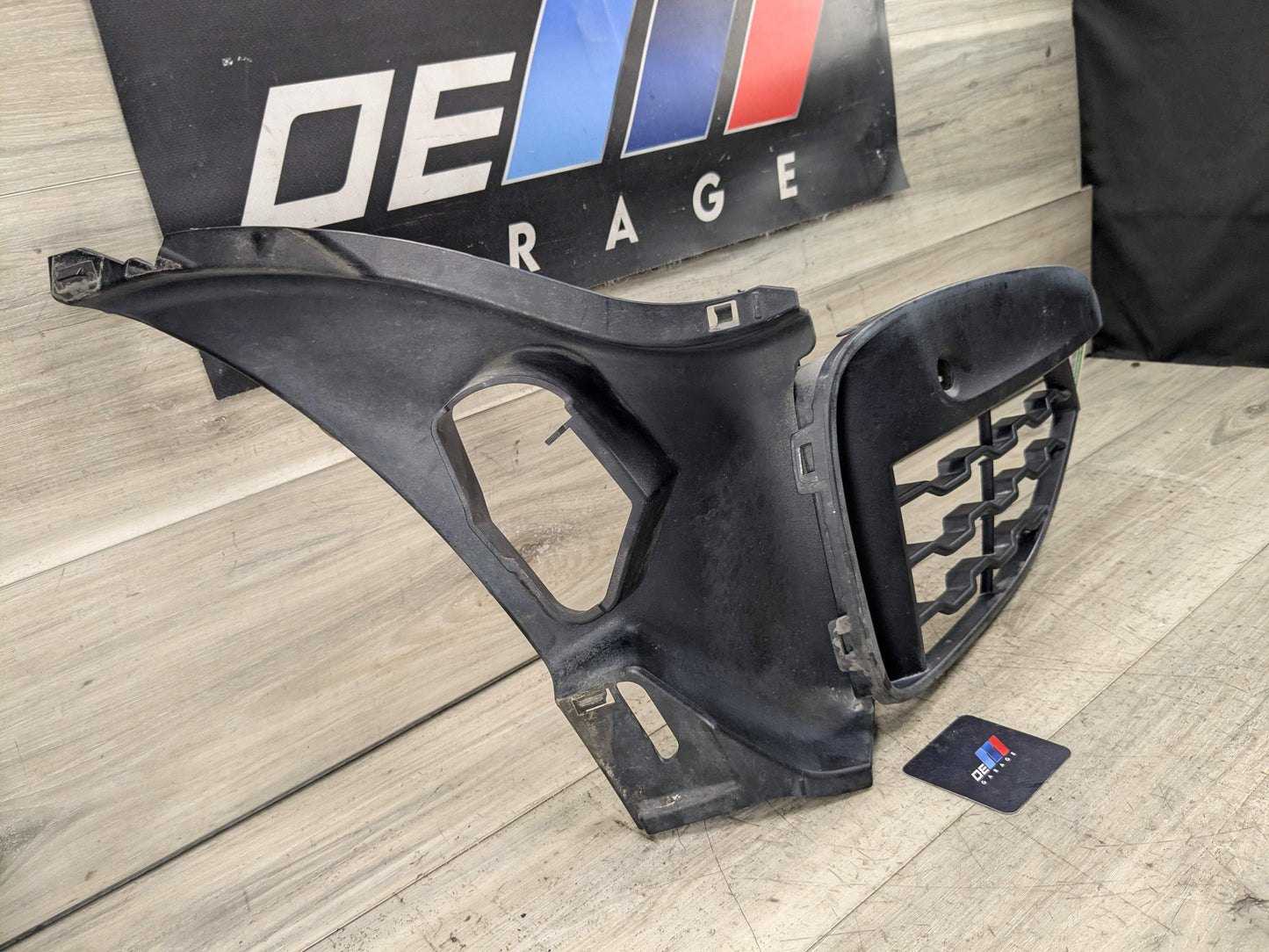 OEM BMW F16 X6 Front Right M Sport Bumper Air Duct w/ Fog Light Mounting Bracket