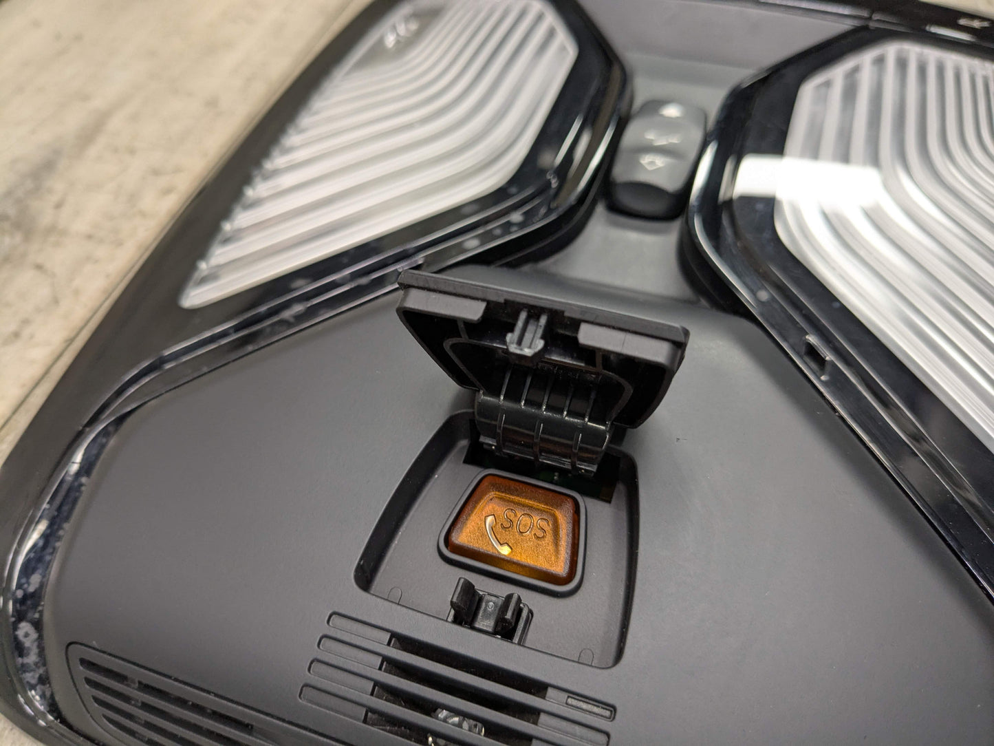 OEM BMW F90 F97 G01 G05 G20 G30 330 X3 Front Roof Console Dome Light SOS Switch