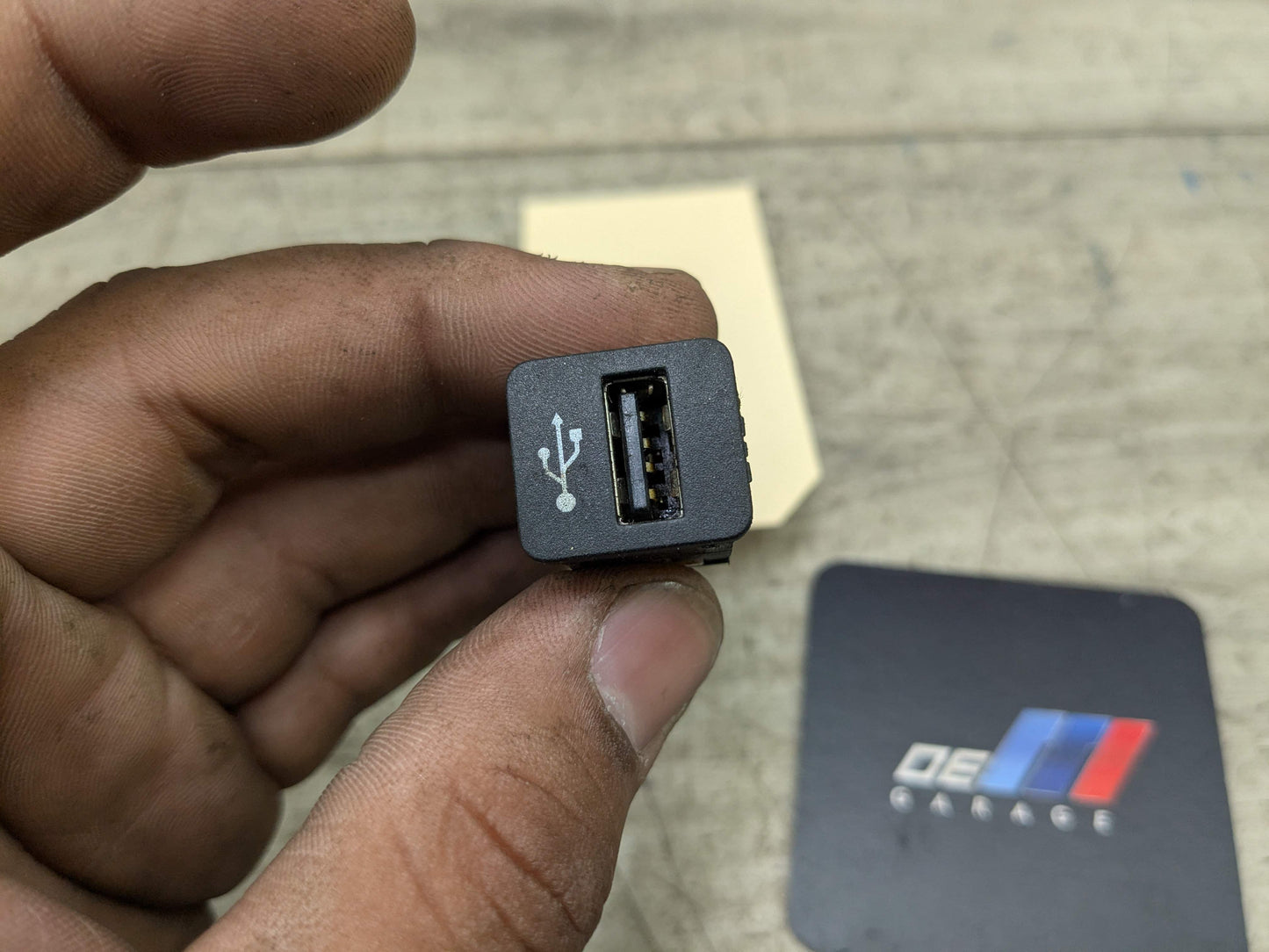 OEM BMW F30 F36 F80 F82 F83 M3 M4 F90 G01 G05 G12 G20 G30 X3 X5 USB Socket Port