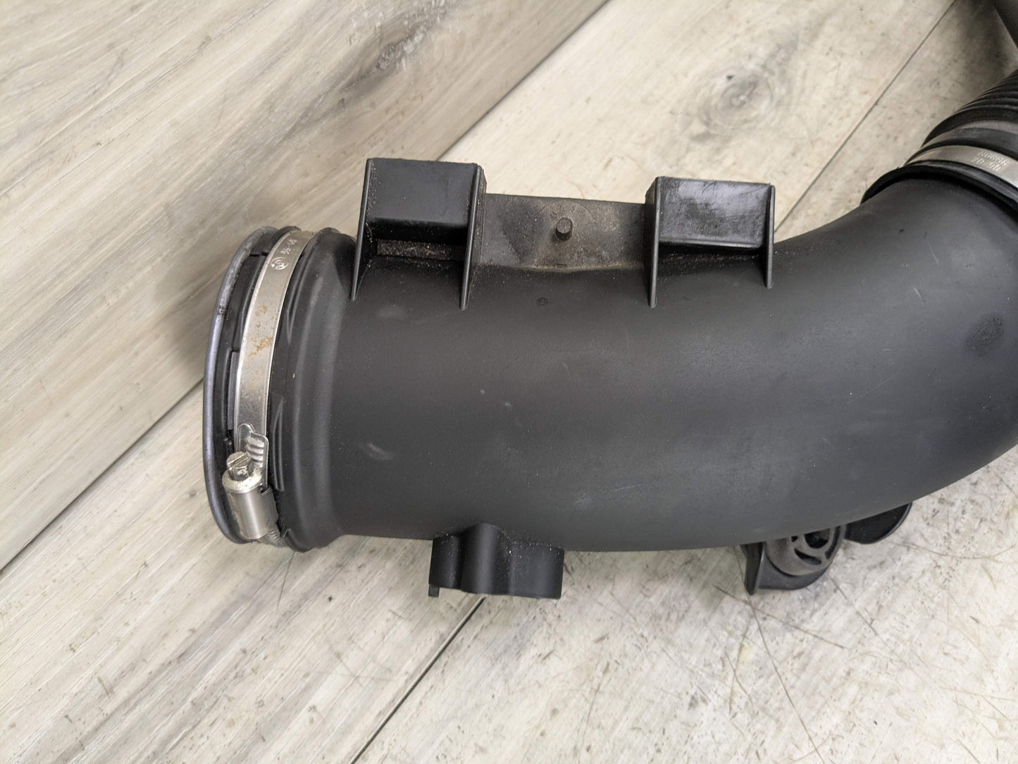 09-19 OEM BMW F12 F13 F15 F16 X5 X6 Front Right Intercooler Upper Charge Pipe