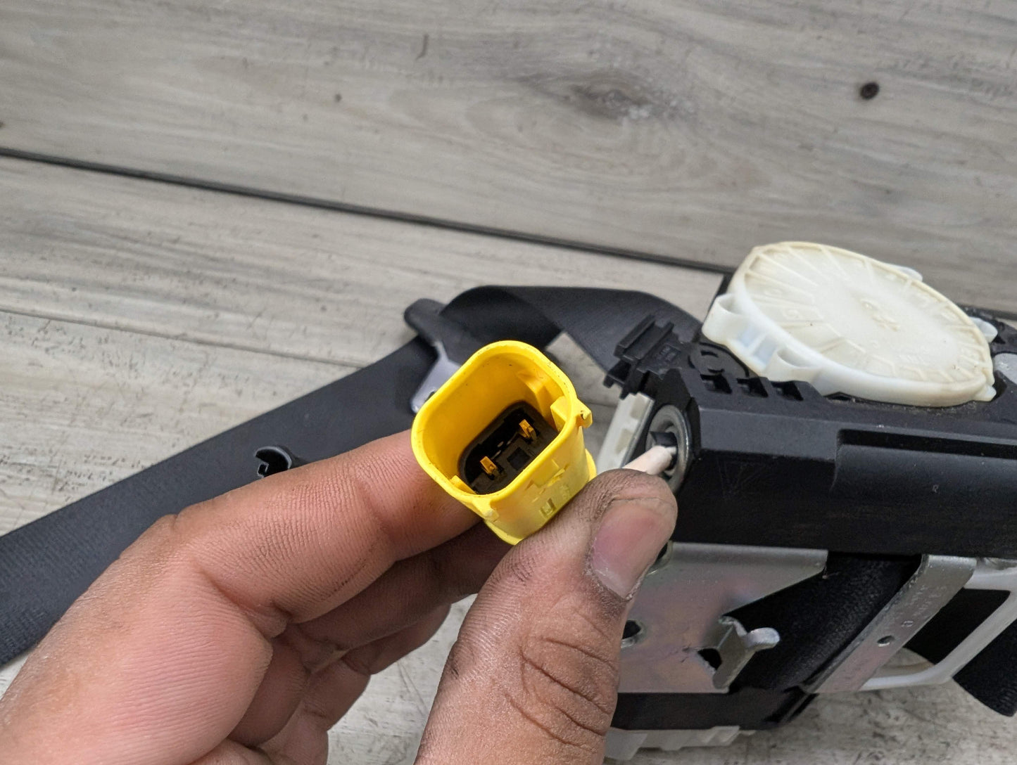 OEM BMW E88 128 135 Front Right Passenger Seat Belt Seatbelt Retractor Black