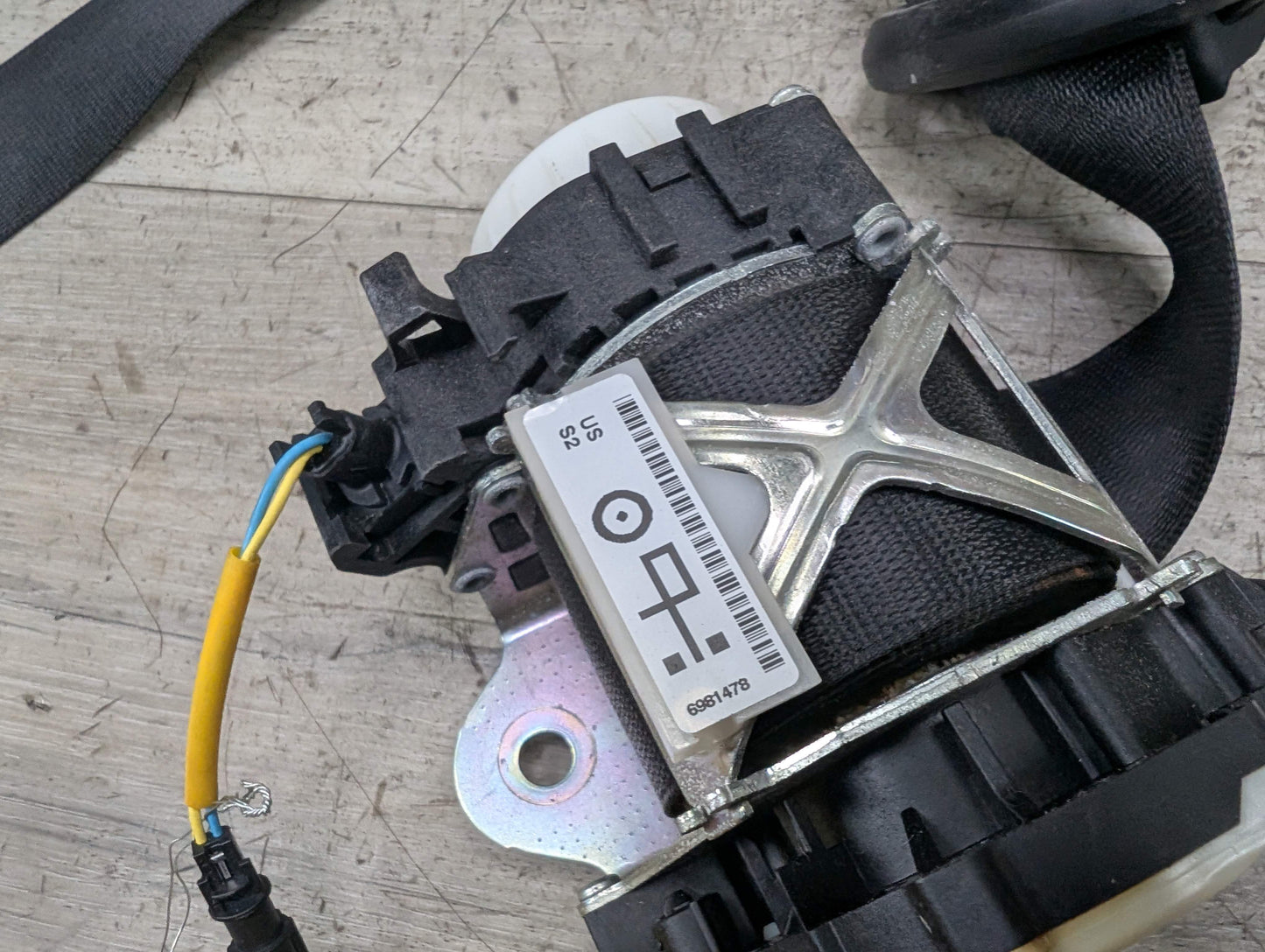 OEM BMW E88 128 135 Front Right Passenger Seat Belt Seatbelt Retractor Black