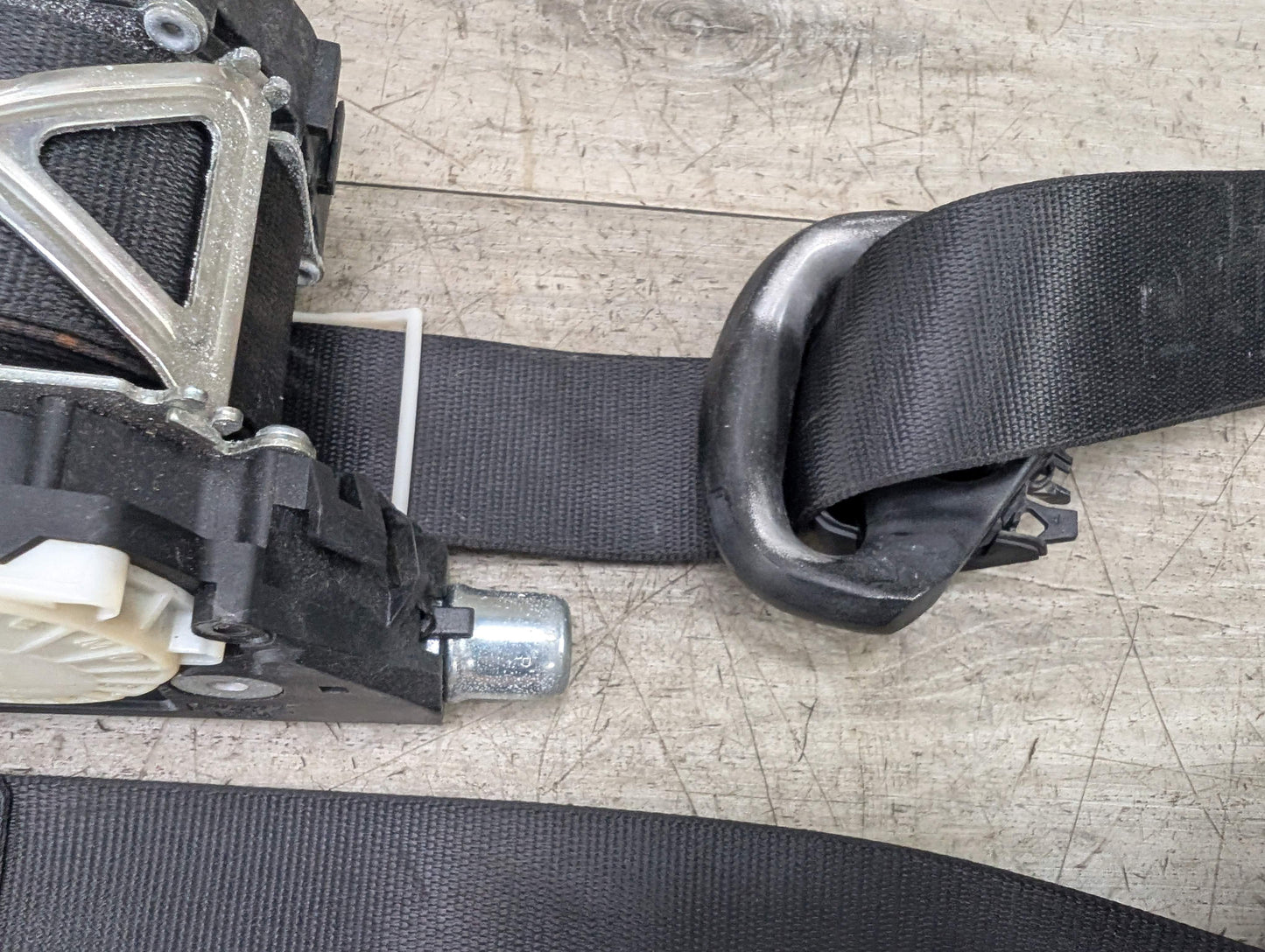 OEM BMW E88 128 135 Front Right Passenger Seat Belt Seatbelt Retractor Black