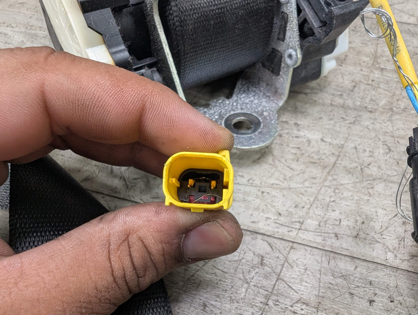 08-13 OEM BMW E88 128 135 Front Left Driver Seat Belt Seatbelt Retractor Black