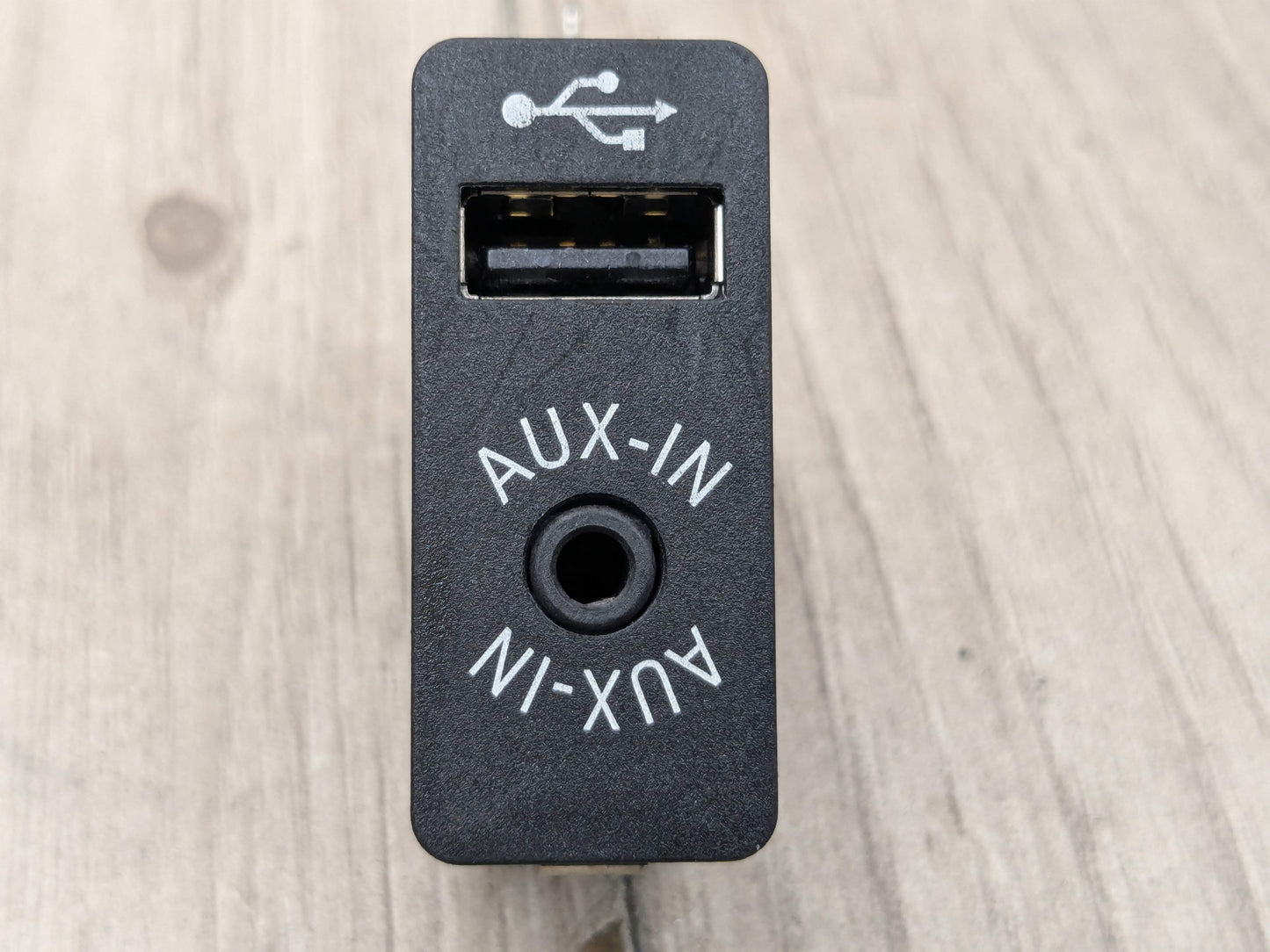 OEM BMW F15 F16 F25 F26 F85 X1 X3 X5 AUX Auxiliary Audio USB Input Charging Port