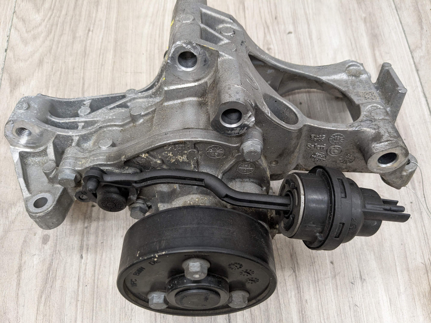 OEM BMW F22 F23 F30 G01 G02 230 330 X3 Engine B46 B48 Coolant Pump With Support