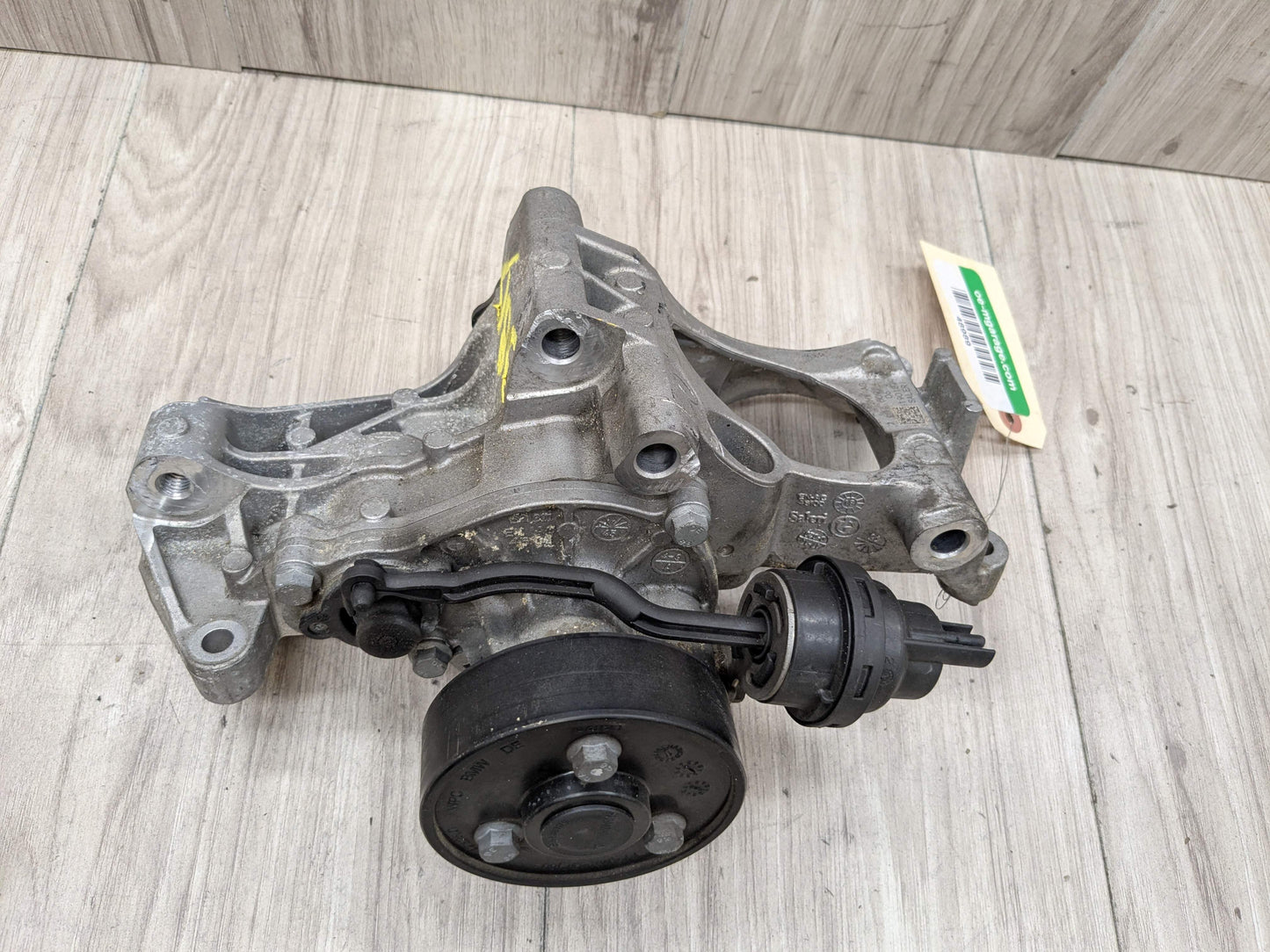 OEM BMW F22 F23 F30 G01 G02 230 330 X3 Engine B46 B48 Coolant Pump With Support