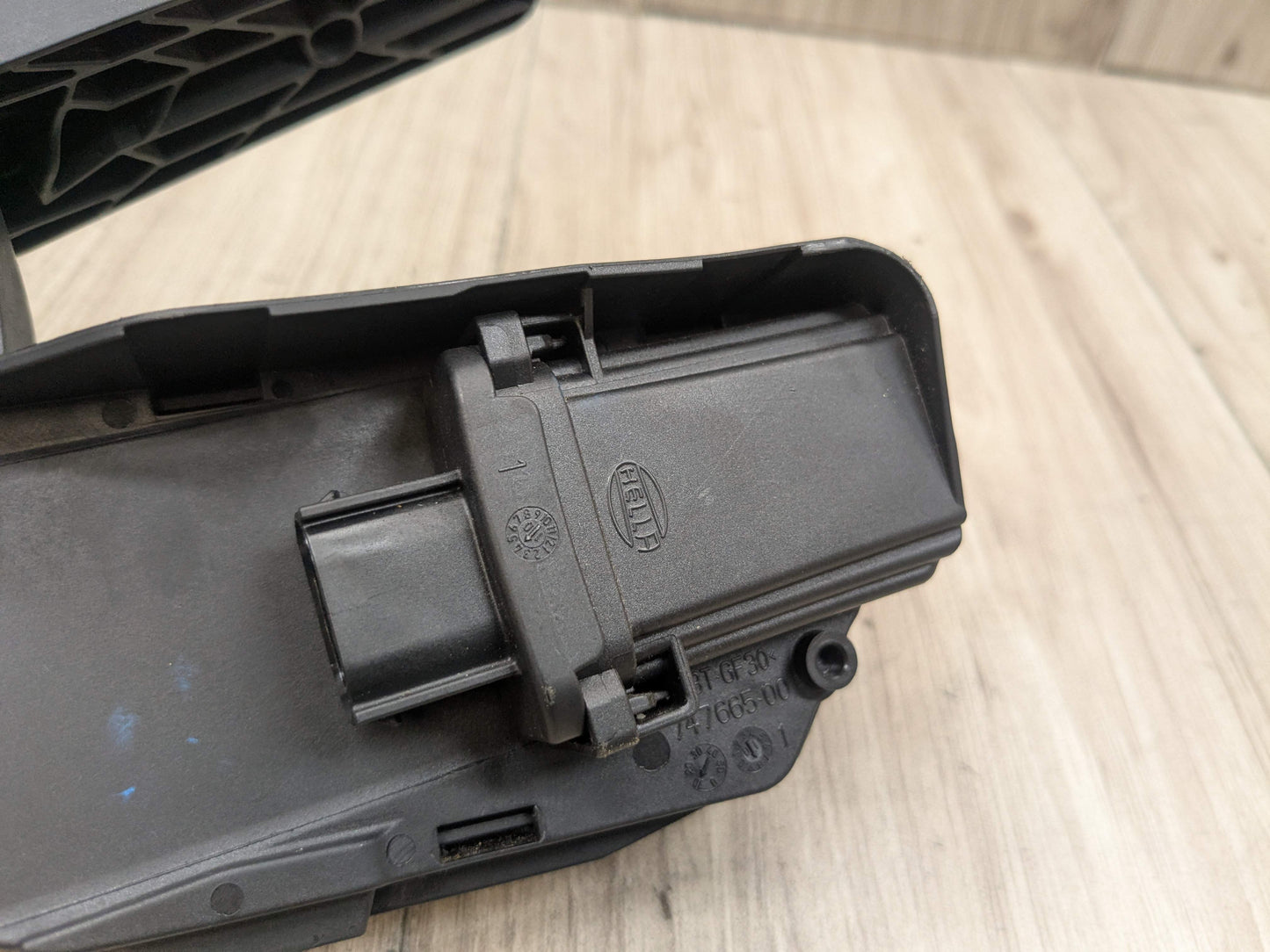 08-25 OEM BMW  E88 F22 F30 F32 Accelerator Gas Pedal and Sensor