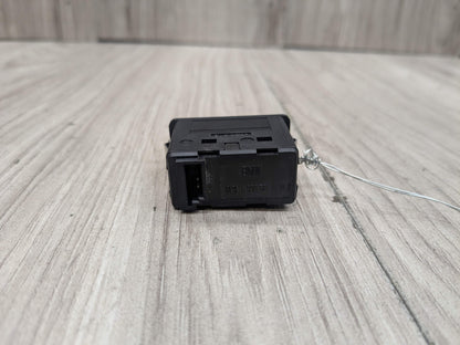 OEM BMW E85 E88 E90 E92 E93 F10 F12 F06 F01 F02 Audio Input Socket Auxilliary