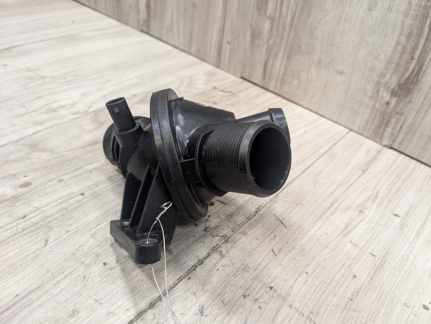 OEM BMW F10 F15 F22 F25 F30 F32 Engine N20 N26 Water Coolant Thermostat Housing