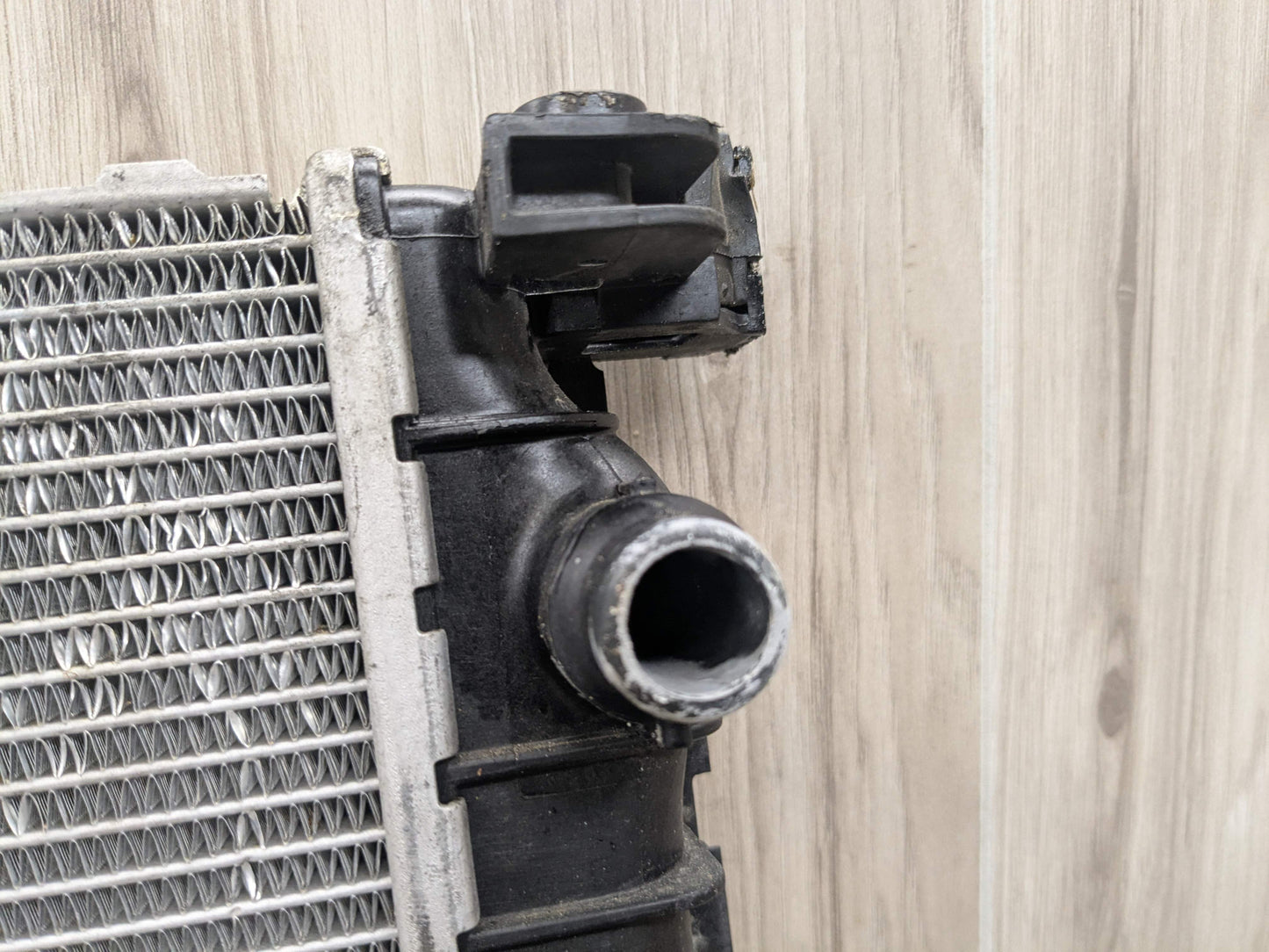 16-19 OEM BMW G11 G12 G30 750 M550iX Auxiliary Coolant Radiator N63R