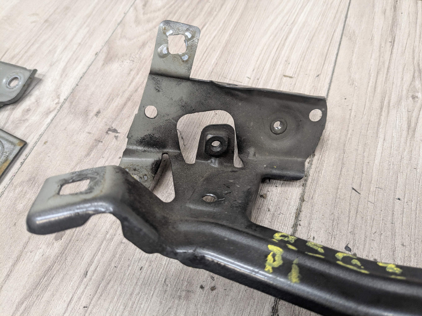 16-19 OEM BMW G11 G12 750 Front Right Passenger Fender Wing Holder Bracket SET