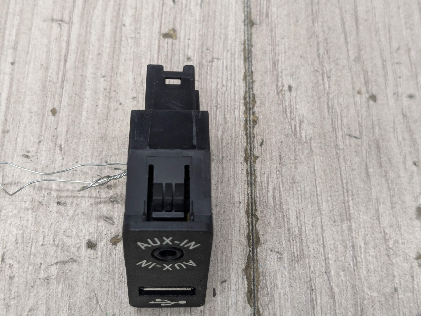 OEM BMW F22 F23 F30 F32 F33 F80 F82 F83 F87 M2 M3 M4 Aux Audio Input USB Black