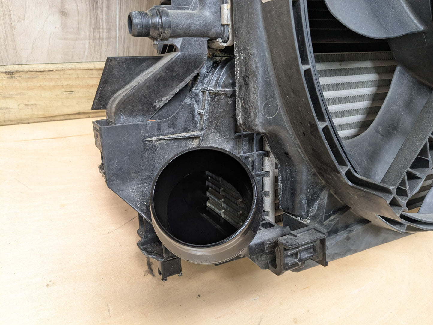 16-23 OEM BMW F39 F48 X1 X2 Radiator Cooling Fan Motor Shroud Assembly B46 850W