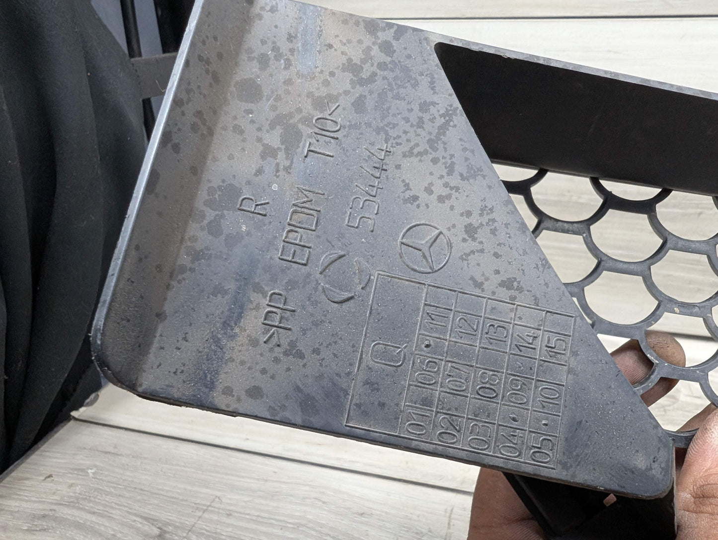 16-19 OEM BMW F48 X1 Front Bumper Lower Center Grille Trim Black