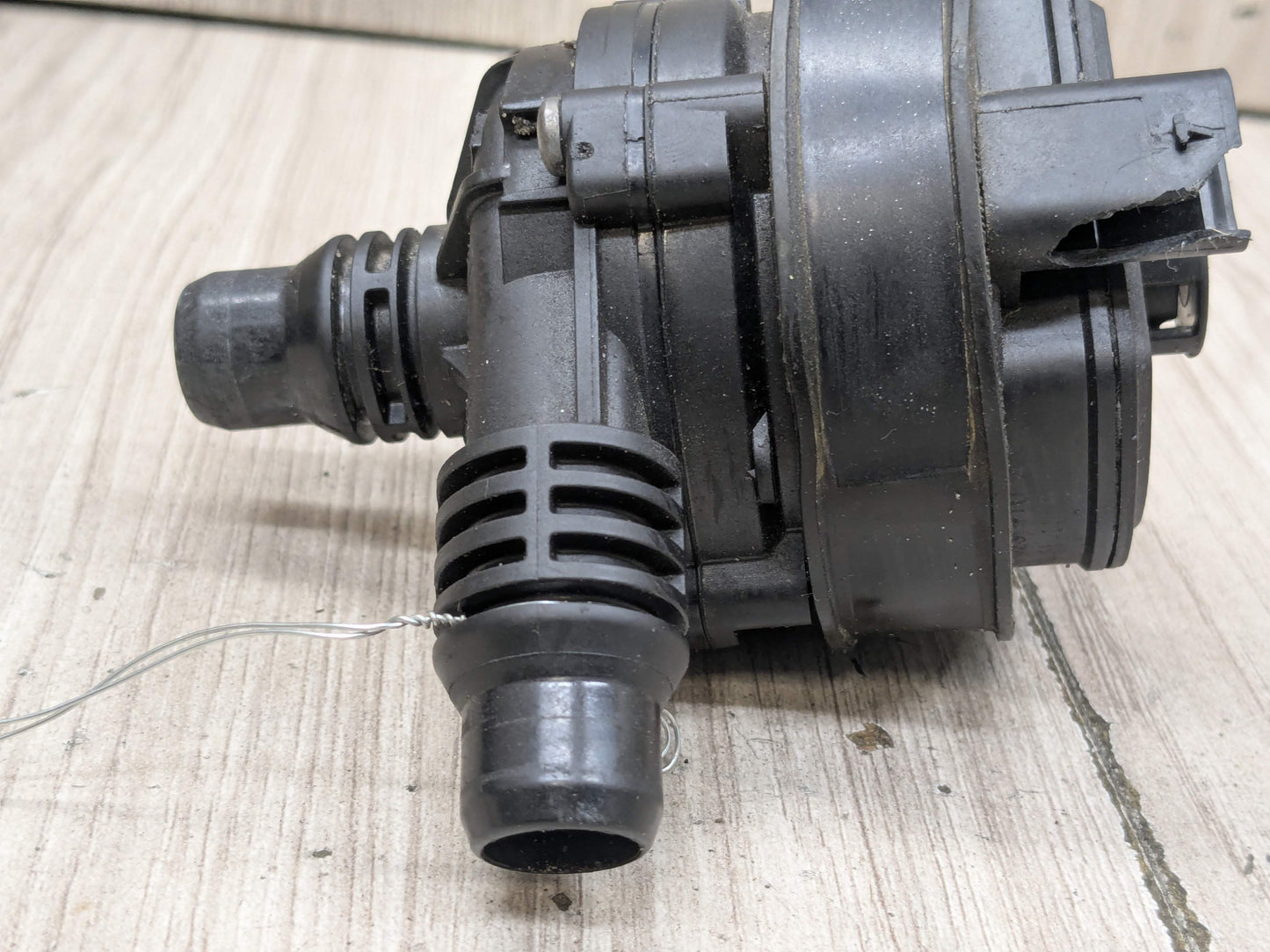 *OEM BMW G01 G05 G20 G22 G30 G42 G80 G82 G83 M3 M4 Engine Auxiliary Water Pump