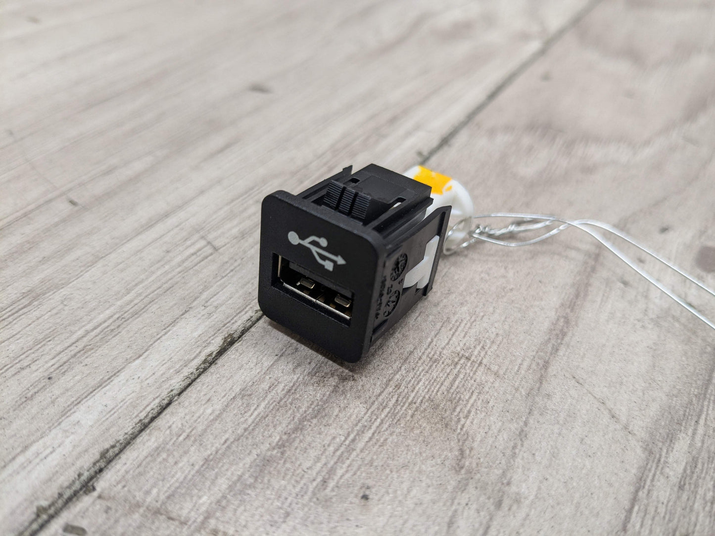 OEM BMW F30 F36 F80 F82 F83 M3 M4 F90 G01 G05 G12 G20 G30 X3 X5 USB Socket Port