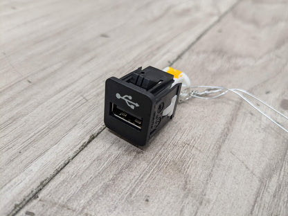 OEM BMW F30 F36 F80 F82 F83 M3 M4 F90 G01 G05 G12 G20 G30 X3 X5 USB Socket Port