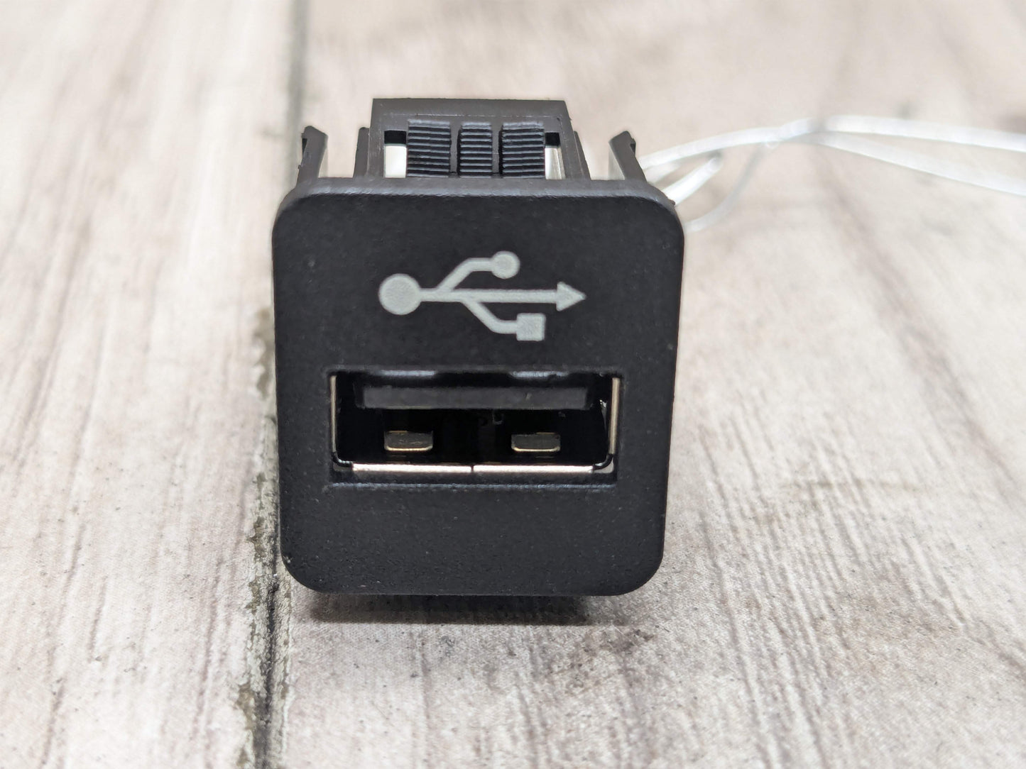 OEM BMW F30 F36 F80 F82 F83 M3 M4 F90 G01 G05 G12 G20 G30 X3 X5 USB Socket Port