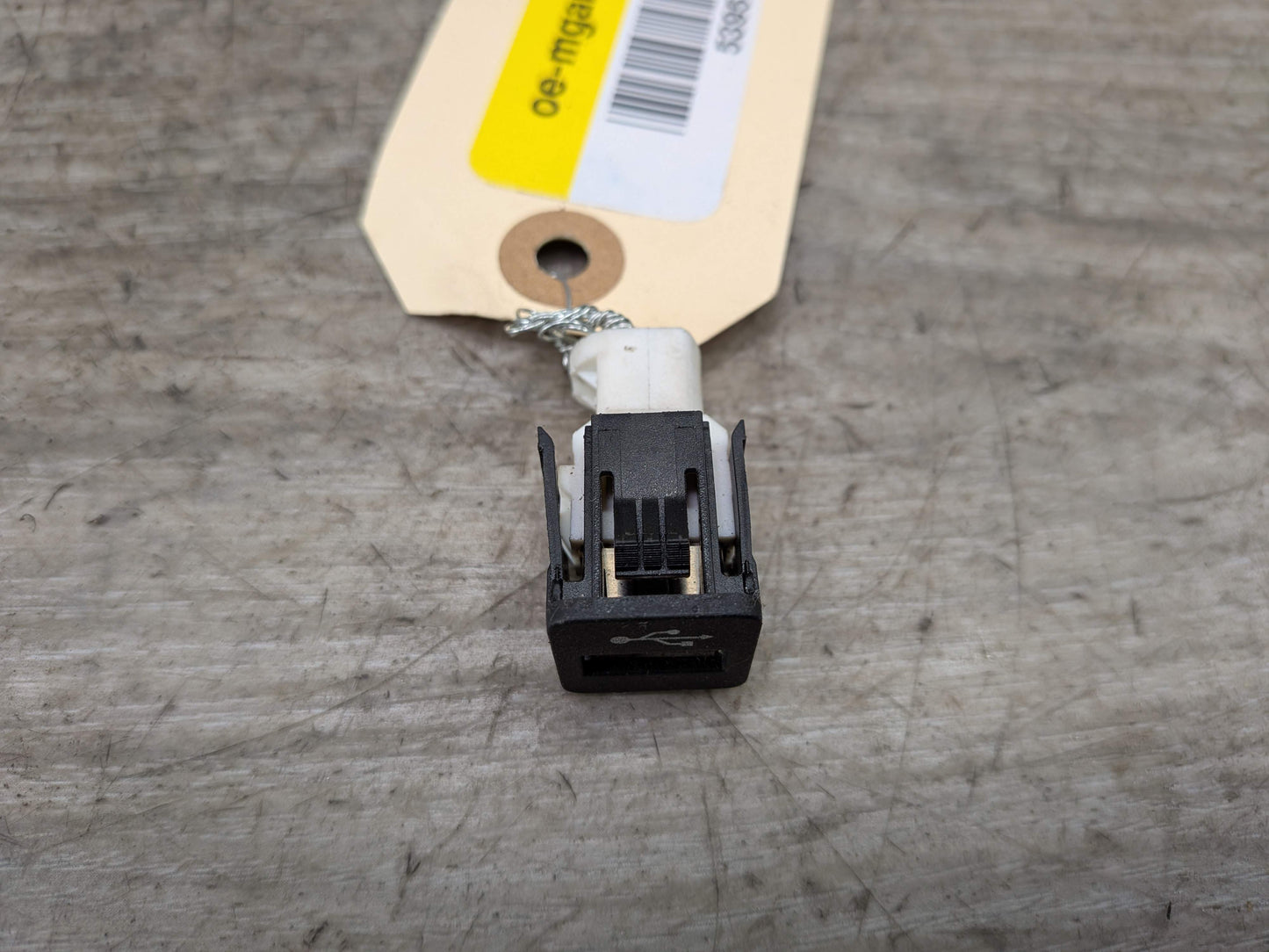 OEM BMW F30 F36 F80 F82 F83 M3 M4 F90 G01 G05 G12 G20 G30 X3 X5 USB Socket Port