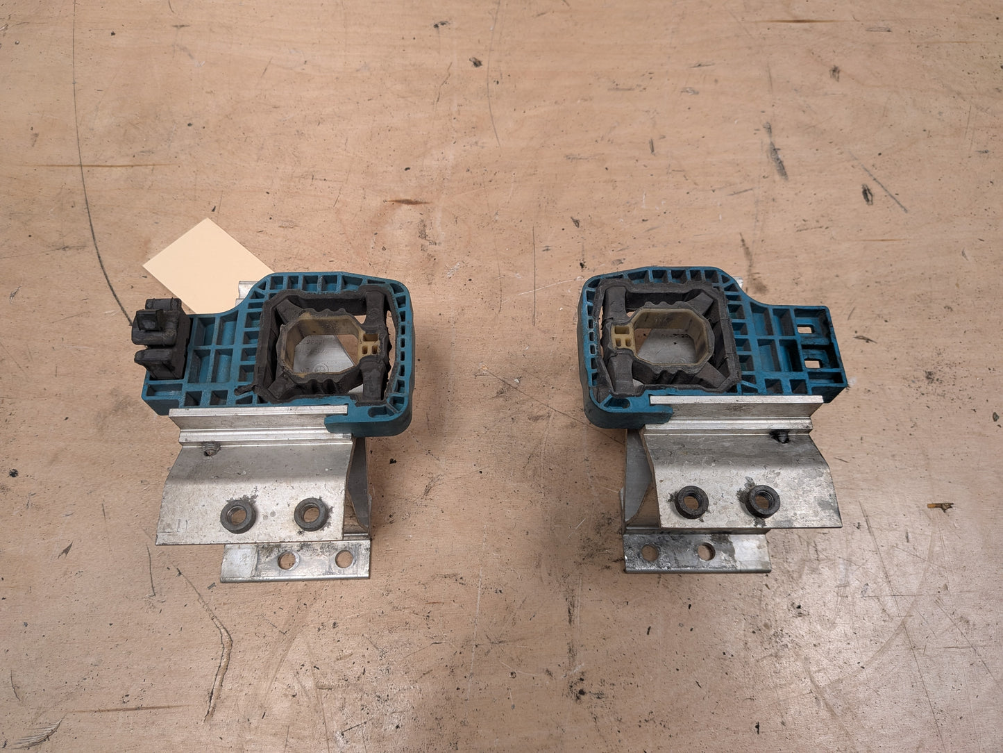 OEM BMW F90 F93 G11 G12 G16 G30 M5 Radiator Mount Support Bracket Left Right SET