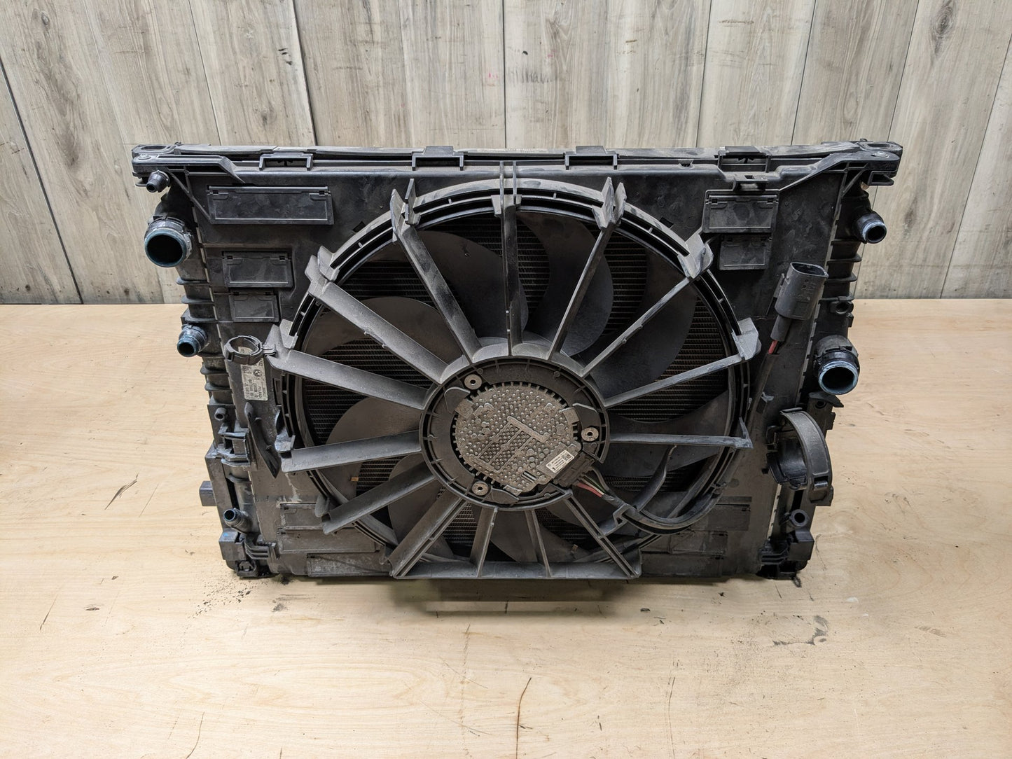 16-19 OEM BMW G12 740 Engine B58 Radiators Cooling Fan Shroud Motor 600W