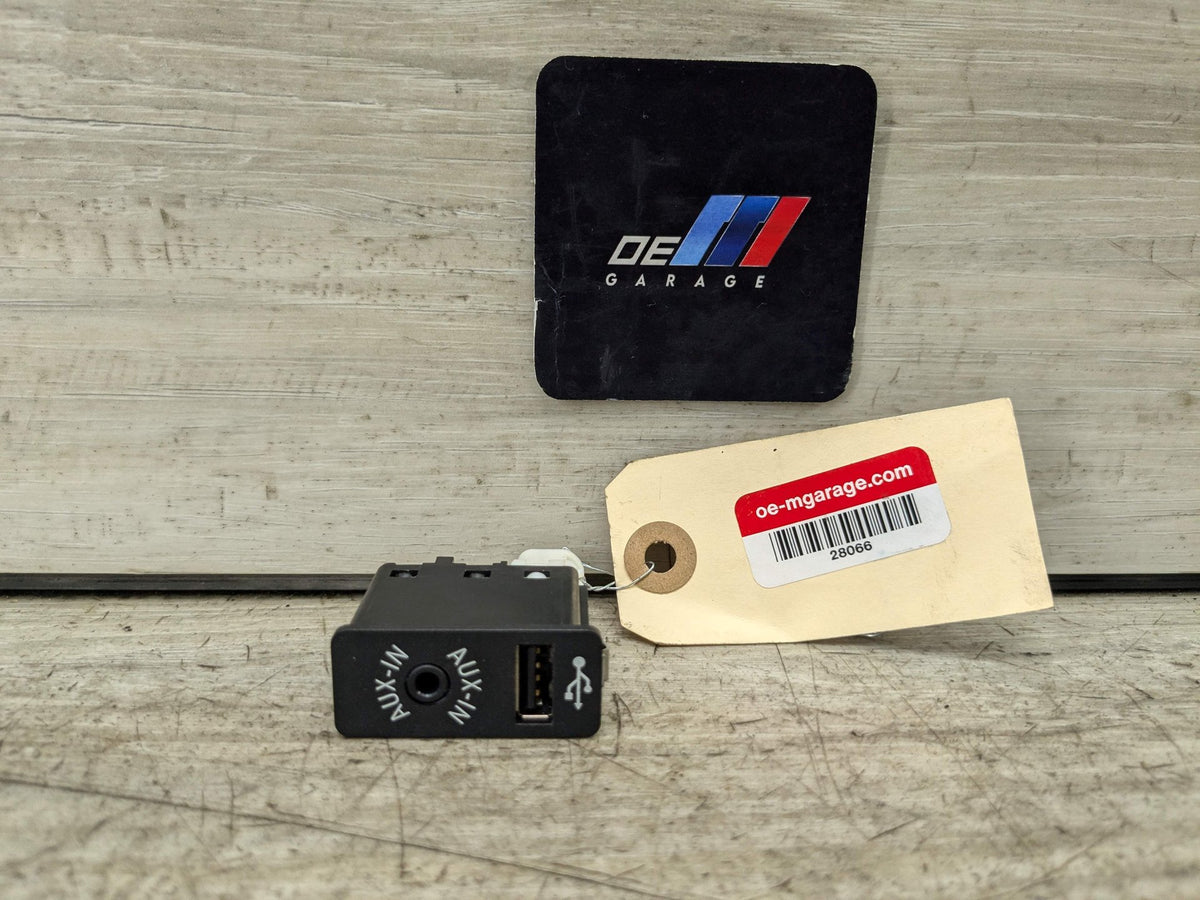 11-19 OEM BMW F15 F25 X1 X3 X4 X5 X6 AUX Auxiliary Audio + USB Charging Port