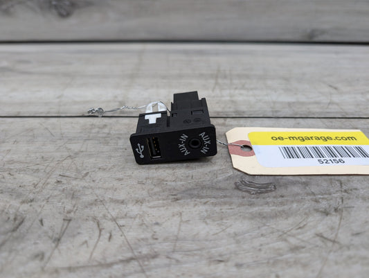 2014 BMW 435i F32 AUX/ USB Charger Port Socket 9229247 OEM BMW F22 F23 F30 F32 F33 F80 F82 F83 F87 M2 M3 M4 Aux Audio Input USB Black OEM