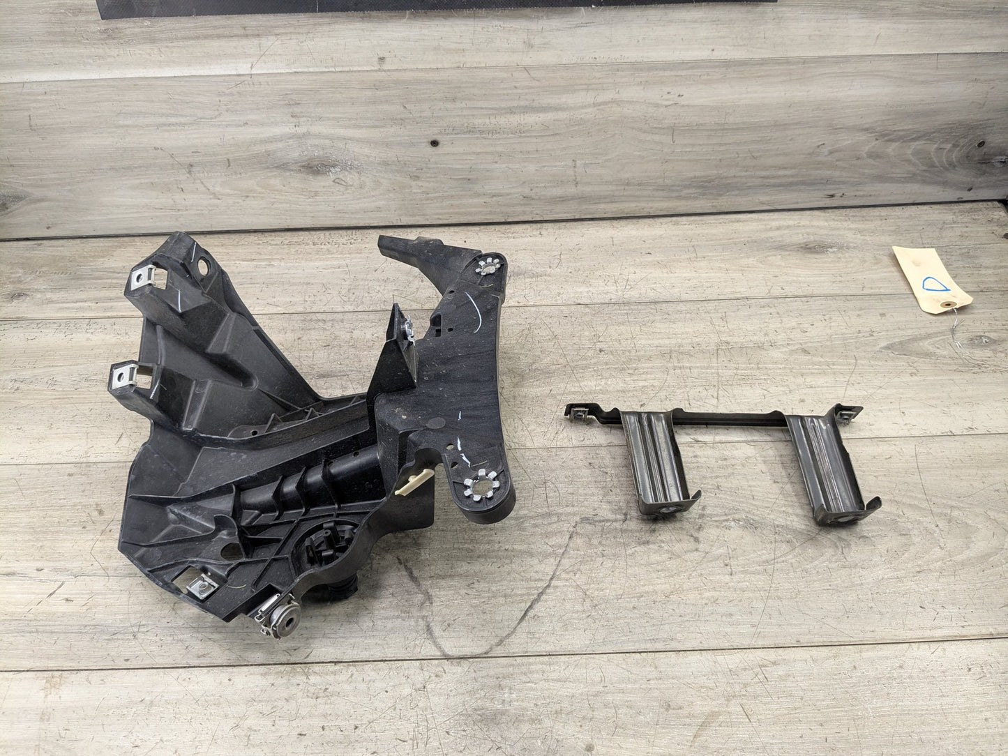 OEM BMW F15 F16 F85 F86 X5 X6 Front Left Driver Fender Mount Support Brackets