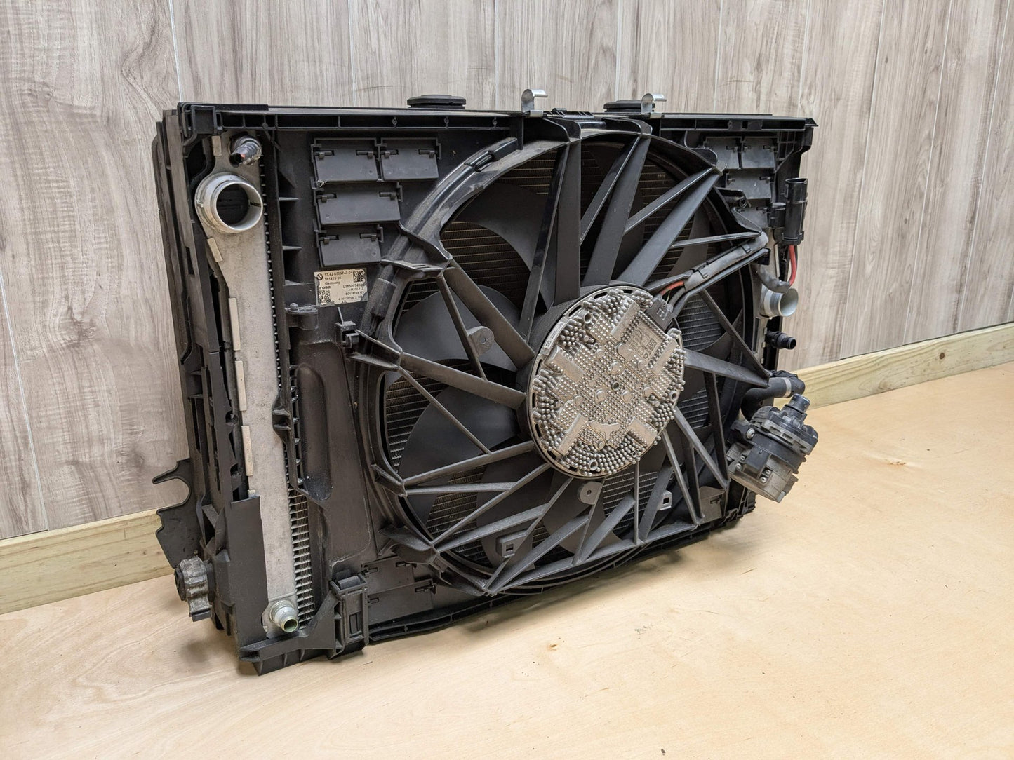 09-15 OEM BMW F01 F02 750 Radiator Condenser Cooling Fan Shroud Assembly N63