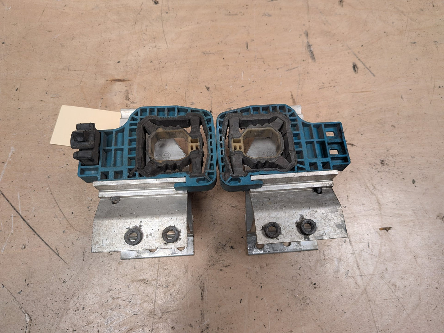 OEM BMW F90 F93 G11 G12 G16 G30 M5 Radiator Mount Support Bracket Left Right SET