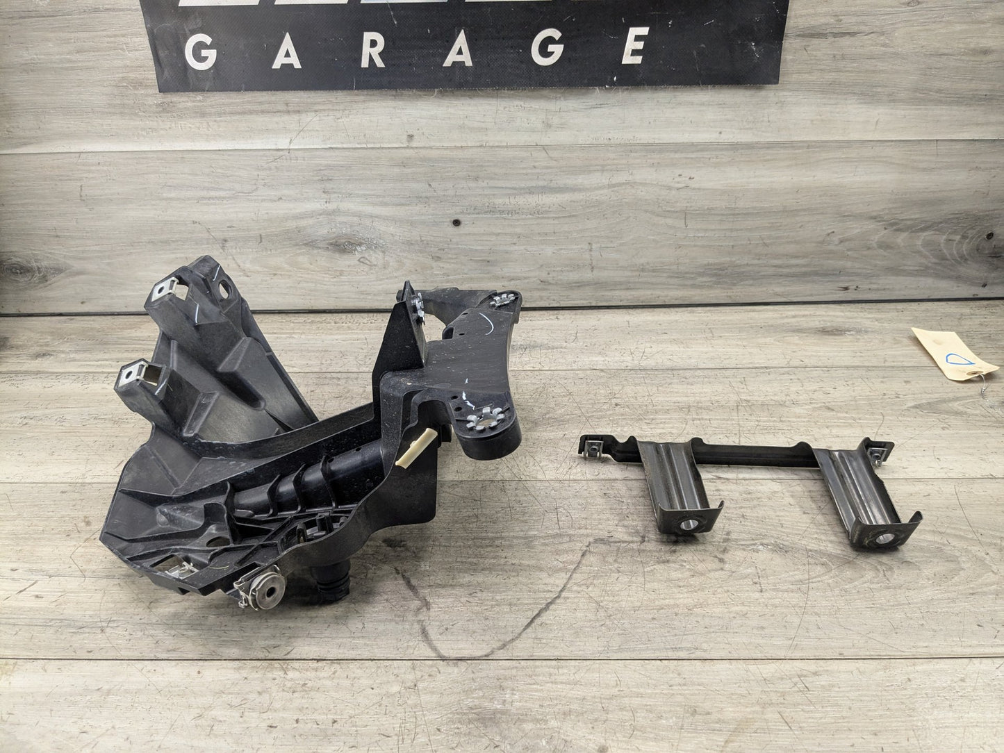 OEM BMW F15 F16 F85 F86 X5 X6 Front Left Driver Fender Mount Support Brackets