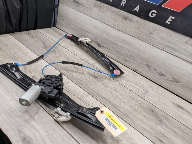 2011 - 2016 BMW 335i F30 Front Right Passenger Window Glass Regulator w/ Motor 7281886 N55B30M0