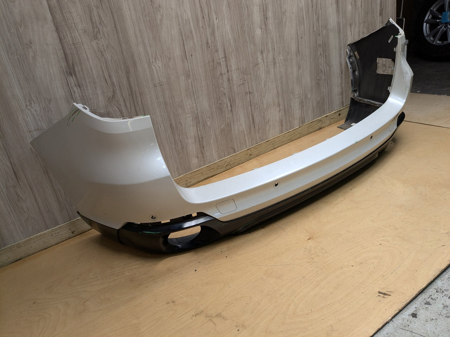 *14-18 OEM BMW F15 X5 Rear Bumper Cover PDC Holes w/ Diffuser N55 N57 White A96 MINERALWEISS METALLIC (A96)