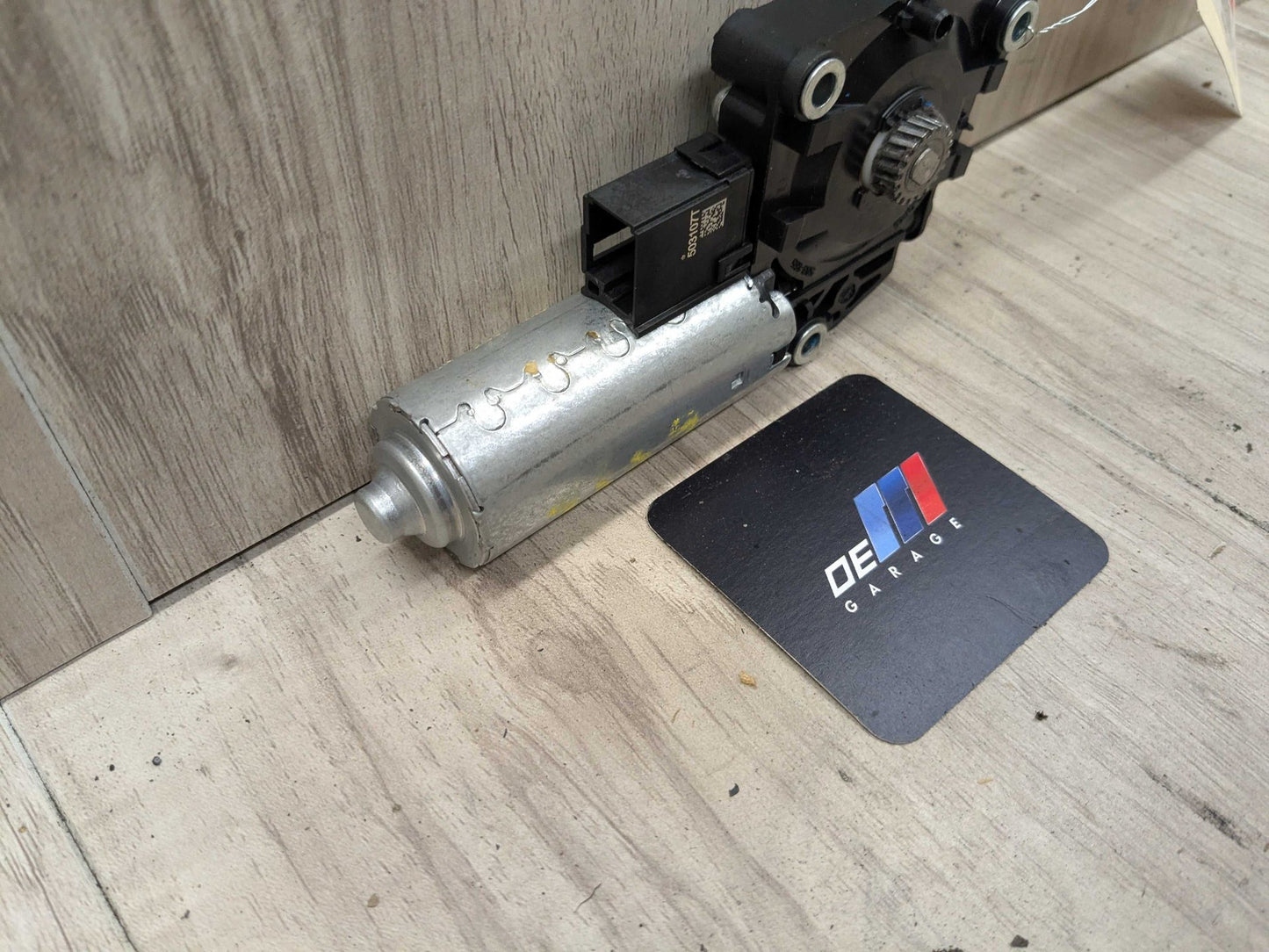 2023 BMW M240i G42 Sunroof Sun Roof Glass Motor 7424804 OEM BMW G20 G22 G26 G42 G80 G82 G87 M2 M3 M4 Sunroof Moonroof Motor Drive Unit