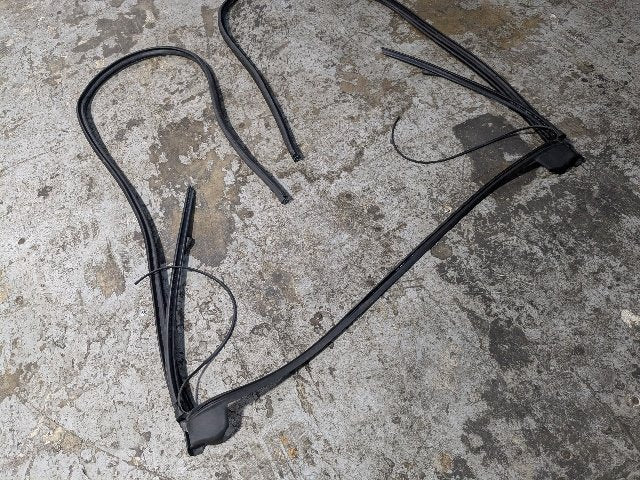 OEM BMW G23 G83 430 M440 Convertible Front Windshield Seal Sealing Weather Strip