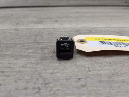 OEM BMW F30 F36 F80 F82 F83 M3 M4 F90 G01 G05 G12 G20 G30 X3 X5 USB Socket Port