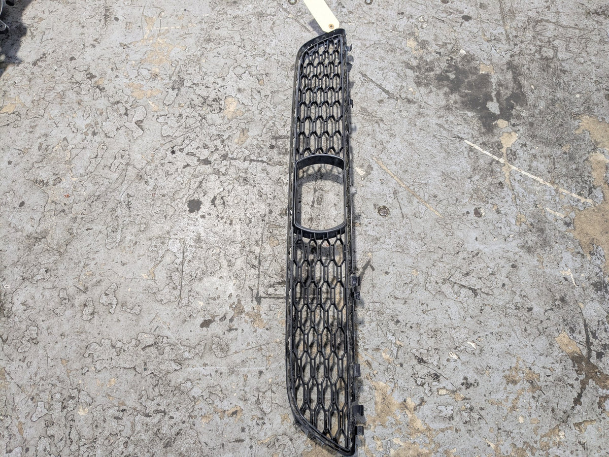 2017-2023 BMW M550i G30 Front Middle Center Bumper Cover Grille 8064931 *17-20 OEM BMW G30 Front Bumper Lower Center Grille Trim Black OEM