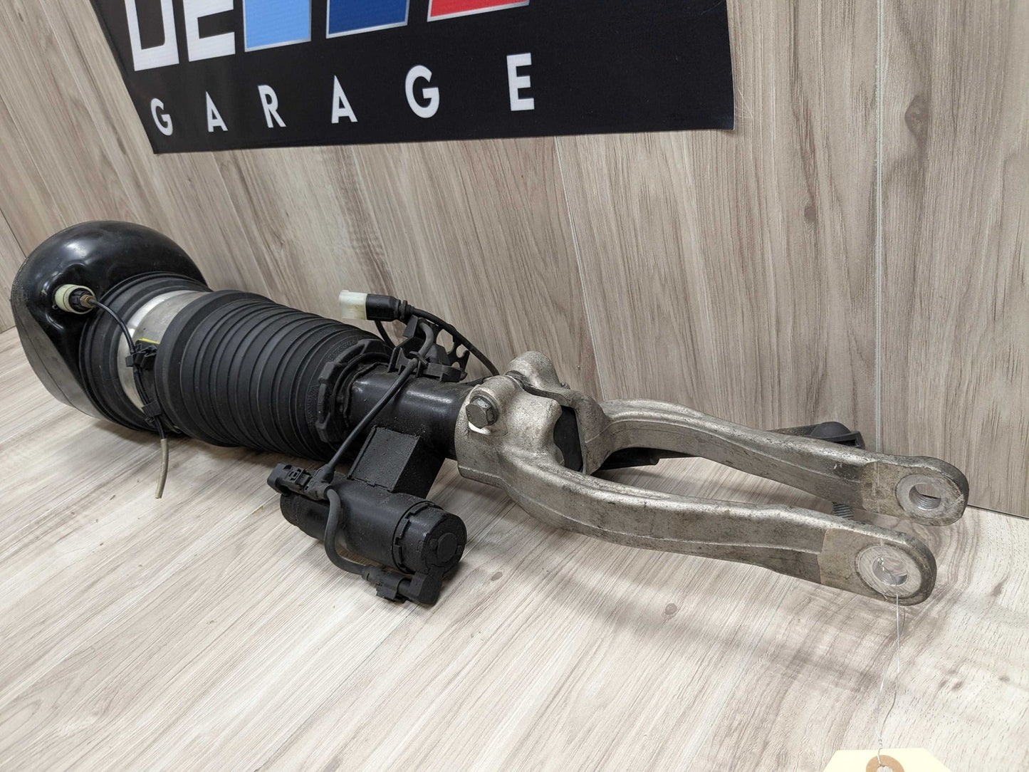 16-22 OEM BMW G11 G12 740iX 745eX 750iX B7 FRONT Right Passenger Air Shock Strut