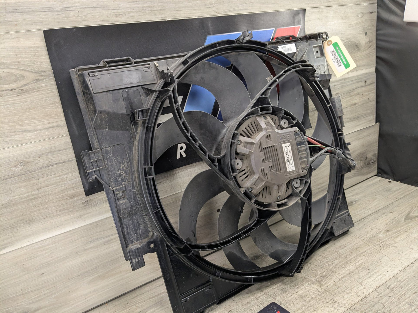2014 BMW 335i F30 Radiator Fan Shroud Housing w/ Motor 7640513 12-16 OEM BMW F22 F23 F30 F32 F33 F36 F87 M2 Radiator Cooling Fan Shroud 850W