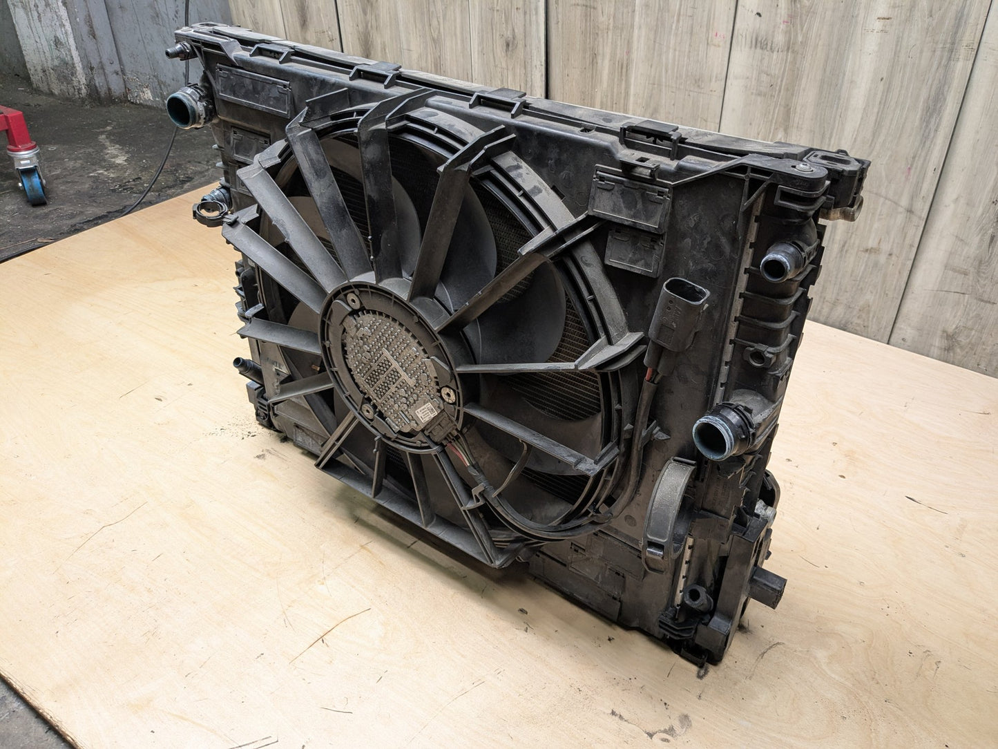 16-19 OEM BMW G12 740 Engine B58 Radiators Cooling Fan Shroud Motor 600W