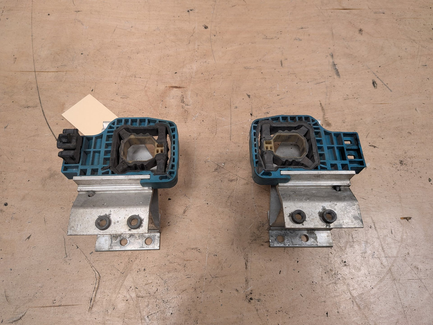 OEM BMW F90 F93 G11 G12 G16 G30 M5 Radiator Mount Support Bracket Left Right SET