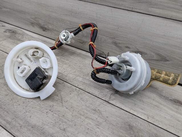 2011 - 2016 BMW 528i F10 Fuel Gas Tank Sending Unit Assembly 7308433 N20B20O0