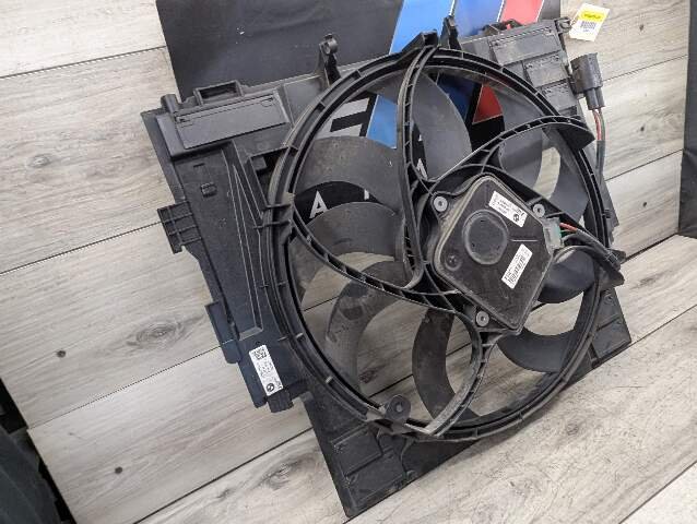 OEM BMW F10 528 Radiator Cooling Fan Shroud w Motor 600W